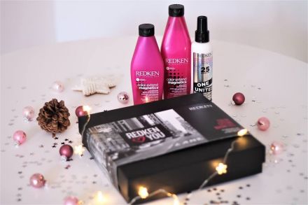 Redken Color Vánoční set - Šampon na barvené vlasy 300ml + Kondicioner na barvené vlasy 250ml + United One 150ml Dárková sada