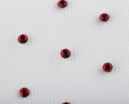 Nažehlovací kamínky do vlasů červená 70ks