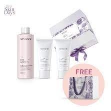 Skeyndor Spa Senses Happy Skin Days Set - Pomerančovo-meruňkový peeling 50 ml + masážní krém 50 ml + tělové mléko 200 ml Dárková sada